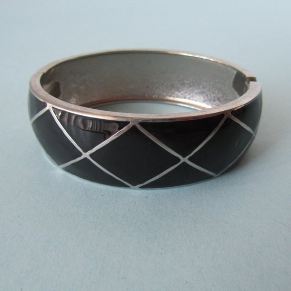 Vintage Black Enamel Silver Tone Metal Hinged Oval Bangle Jewelry Bracelet - Picture 2 of 8